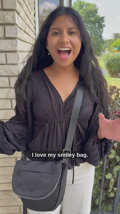 Woman talking about what she likes about the Smiley Bag
